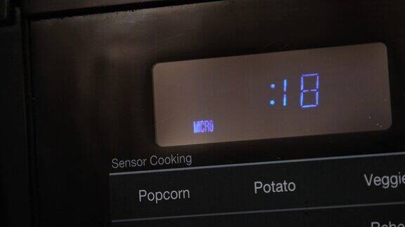 近20秒进入和倒计时烹饪时间在一个黑色数字显示微波