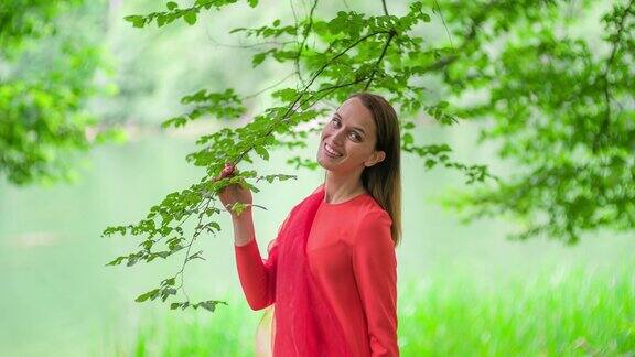 穿红衣服的女人站在森林里