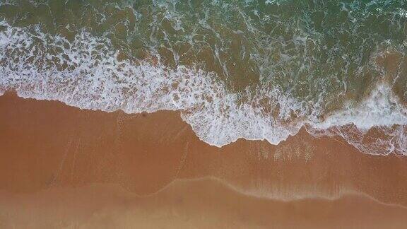 热带海滩的鸟瞰图海岸线上的海浪