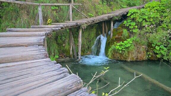普利特维茨湖国家公园内的绿色森林中的瀑布