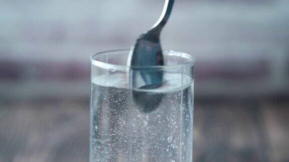 在桌上的一杯水里倒入白糖