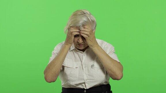 一位上了年纪的妇女饱受头痛之苦老祖母色度键