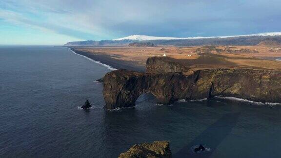 冰岛海边灯塔的鸟瞰图