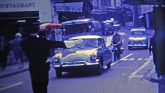 1969年:法国警察在军队的帮助下指挥街道交通