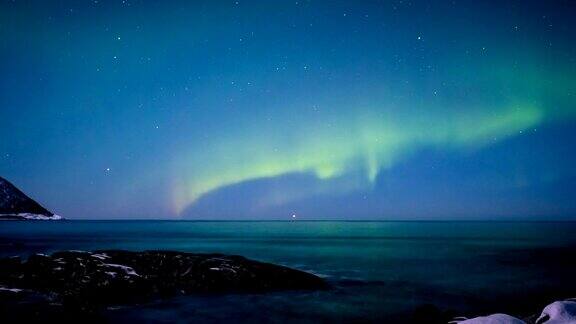 北极光出现在北极的夜空中