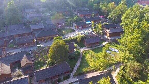 鸟瞰图的风景村庄在多彩的山谷秋天贵州省中国