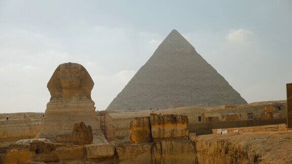 吉萨金字塔前景是狮身人面像