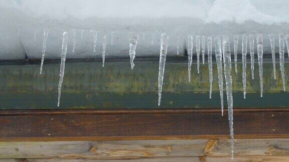 尖利的冰挂在屋顶的一侧
