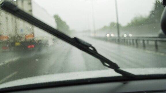 雨中汽车在高速公路上行驶挡风玻璃上有雨刷
