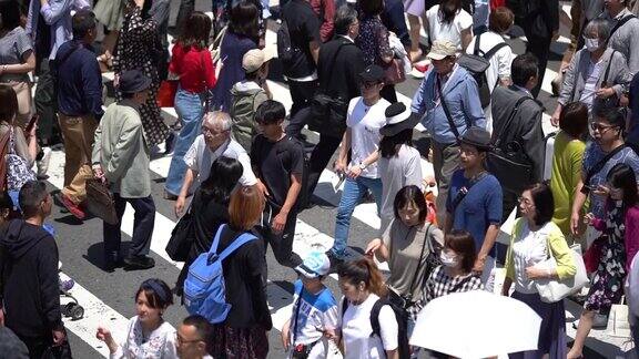 在日本大阪梅田人们正在走人行横道