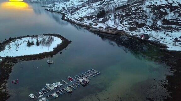 挪威厄斯峡湾在特罗姆瑟鸟瞰海湾和码头
