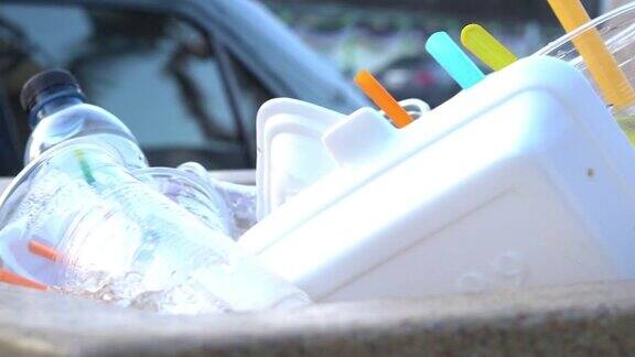 把塑料餐具放在垃圾桶里