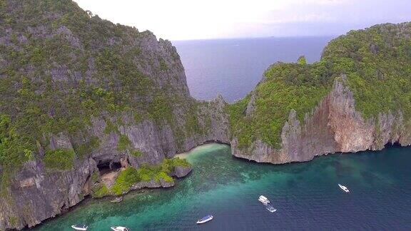 鸟瞰图的洞穴和海滩与美丽的悬崖在皮皮岛泰国