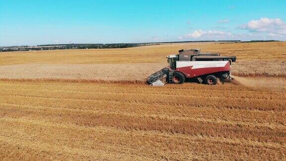 农用车辆正在收割麦田