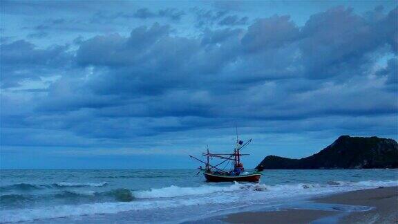 沿海渔船漂浮;在暴雨的泰国