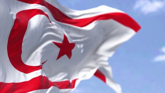 这是北塞浦路斯国旗在晴朗的日子里迎风飘扬的细节
