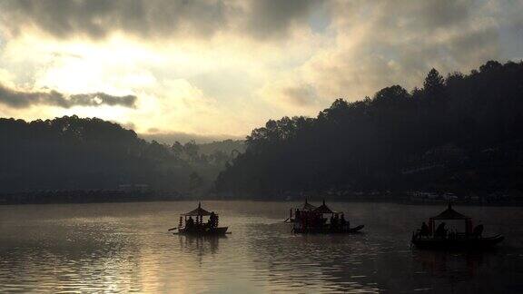 班鲁克泰泰国云南村湄宏森省中国船在早晨金色的日出湖与雾