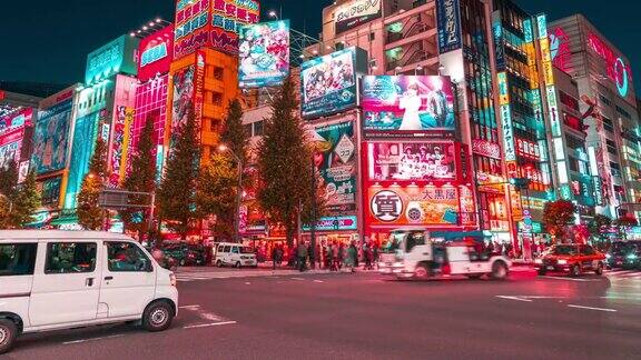 4K延时镜头:在东京秋叶原社区街道上游客们在晚上购物玩电子游戏玩动漫