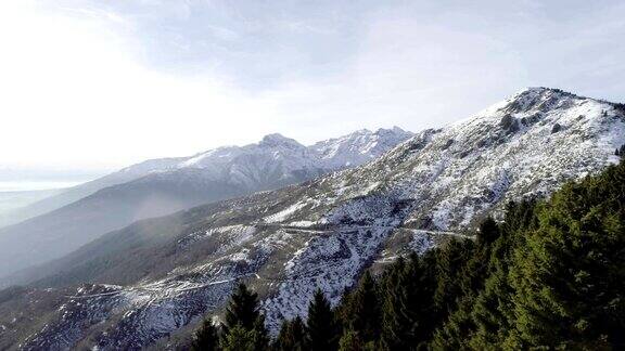 冬季无人机飞行在雪山森林之上