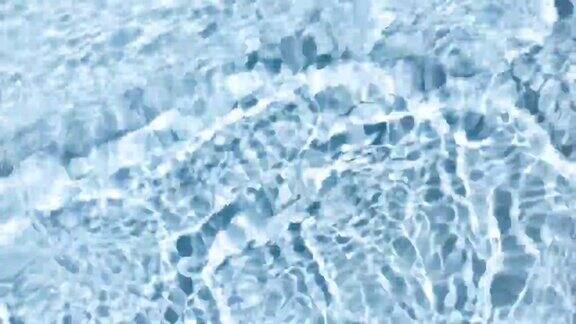 水波穿过并溅起蓝色的背景