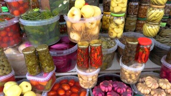 农贸市场中水果蔬菜与各种彩色泡菜