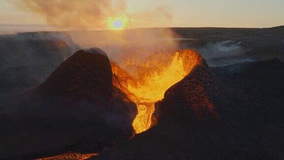 冰岛雷克雅内斯半岛日落时火山熔岩喷发