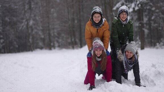 冬天的一天一家人在美丽的森林里玩雪