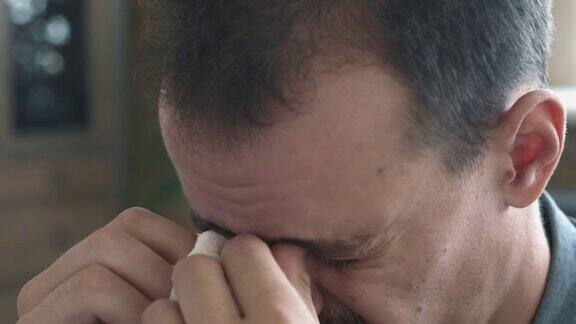 男人在治疗过程中哭泣和擦眼泪