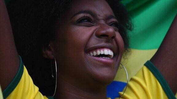 快乐的巴西球迷在足球比赛中庆祝