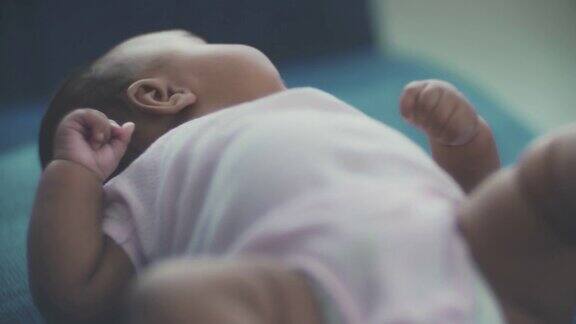 熟睡中的新生儿特写镜头