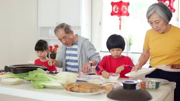 爷爷奶奶在和孙辈们准备年夜饭