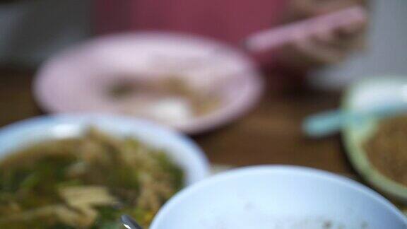 亚洲女人在家吃当地的泰国菜4K
