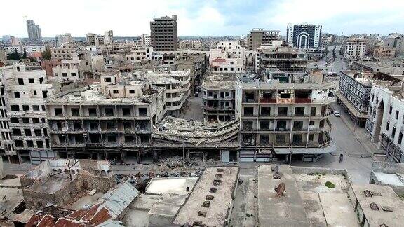 阿勒颇废墟中的房屋一座被轰炸摧毁的城市只剩下残破的房屋在蓝天下