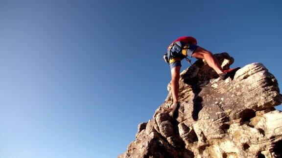 攀岩者在爬山时脸上的决心