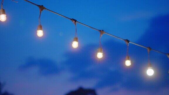 露营派对上装饰的户外绳灯