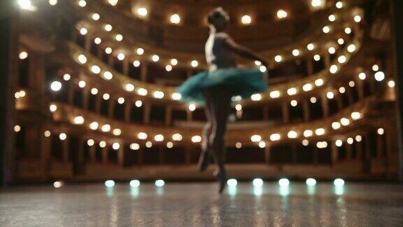 舞台上的芭蕾舞者