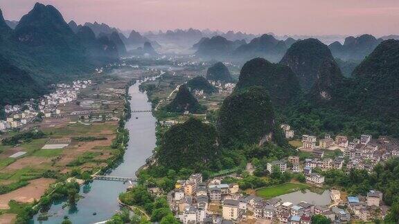 在喀斯特峡谷人们住在农村