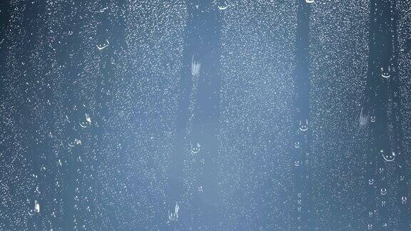 雨点落在玻璃蓝色的背景上水滴落在窗户上