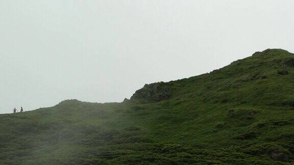 雾中的登山者