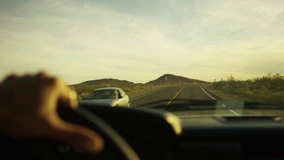 日落时分女孩在沙漠路上开车