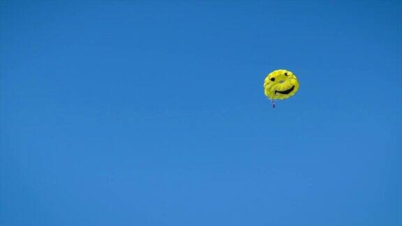 在海上玩滑翔伞有选择性的重点海中