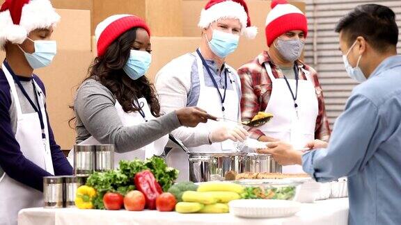 多种族的义工在圣诞节时在施粥所工作