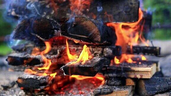堆在柴堆中的原木在篝火中燃烧