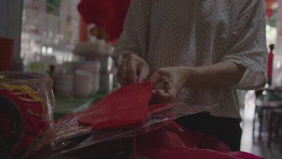 亚洲妇女折叠红纸灯笼庆祝中国新年