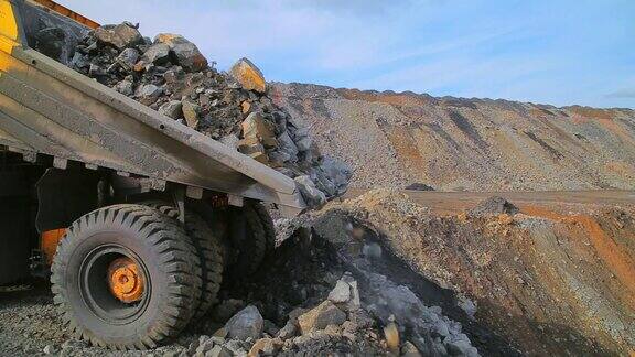 采石场上的重型自卸卡车卸载泥土