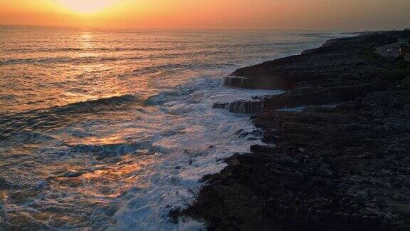 泡沫海浪海洋日出鸟瞰图暴风雨的大海景观粉红色的天空地平线