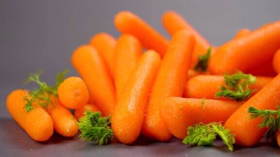 胡萝卜-新鲜有机胡萝卜和欧芹-慢动作
