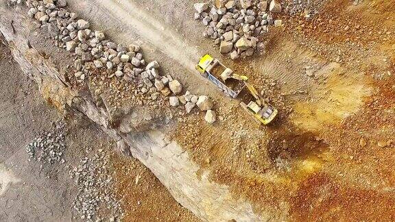 无人机在采石场的挖掘机上飞行