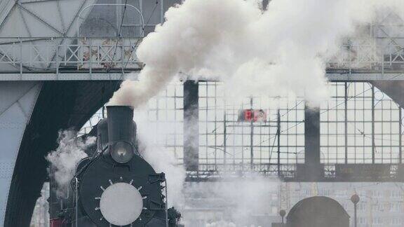 老式黑色蒸汽机车历史性的火车穿过田野车辆