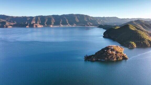 泸沽湖上奇特的岛屿和山峰